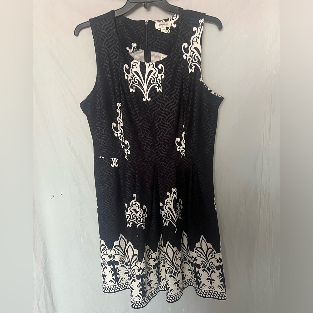 5 Twelve women blue & white sleeveless floral print dress with back zip size 12